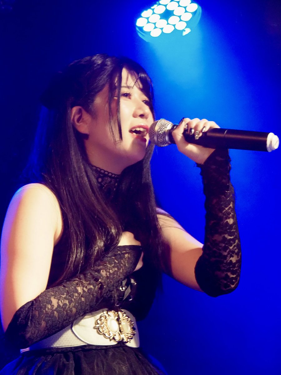 kunimac151007's tweet photo. 竹之内麻里さん主催の「No Title live」で
麻里さんの曲を歌い上げてくれた
山本あつみさん
（後ろに月がでてたのに写らず）
アーカイブなら見れるかも！
美味しい日本酒を見つけて・・

初めて歌声を聴く・パフォーマンス見ることが出来た
朝長ゆきのさん
頑張れ！

出演の方々の歌声よかったです♪ https://t.co/Xlyf0kgKho
