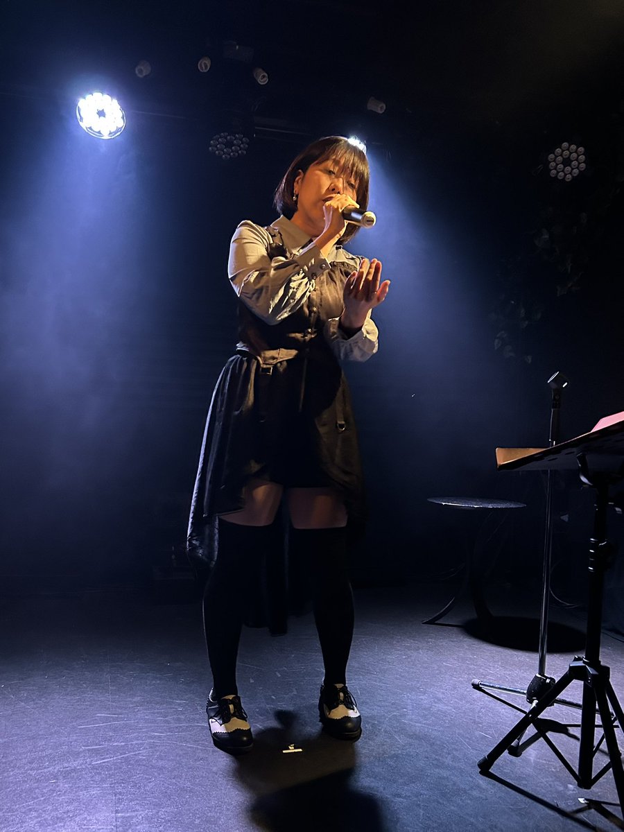 kunimac151007's tweet photo. 竹之内麻里さん主催の「No Title live」で
麻里さんの曲を歌い上げてくれた
山本あつみさん
（後ろに月がでてたのに写らず）
アーカイブなら見れるかも！
美味しい日本酒を見つけて・・

初めて歌声を聴く・パフォーマンス見ることが出来た
朝長ゆきのさん
頑張れ！

出演の方々の歌声よかったです♪ https://t.co/Xlyf0kgKho