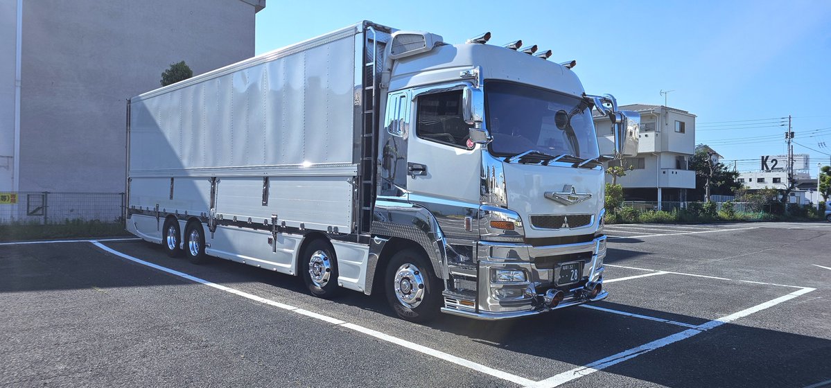 sanuki4946's tweet photo. 同一車両。 格好良すぎ❤
#長渕剛
#レクザムホール
#ツアトラ
#ツアートラック https://t.co/2c3RieGm90