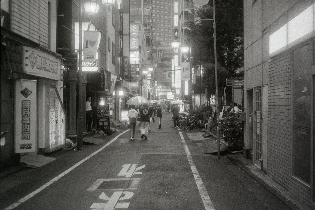 alibi5753's tweet photo. Olympus #trip35 で雨の日の歌舞伎町
雨+モノクロ+ちょいクモリレンズ
まあまあいいw
オリンパス トリップ35 + #FOMA400
#35mmfilm https://t.co/GsDiKBGAE4