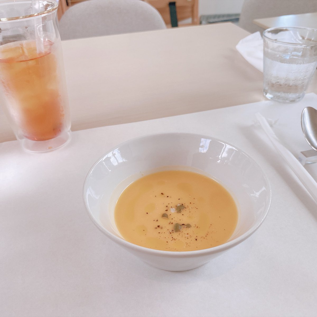 takanasi0405's tweet photo. 福島旅
会津若松ランチ
養蜂場直営のガーデンカフェ
″b kitchen″さん
アンティパスト
ズッパ→バターナッツかぼちゃの冷製ポタージュ
バターナッツかぼちゃ嬉しい~(っ ॑꒳ ॑c)普通のかぼちゃよりコクがあってポタージュ向きだよね
塩味も絶妙
#福島
#松本養蜂総本場
#bkitchen https://t.co/W1V6z8Gm83