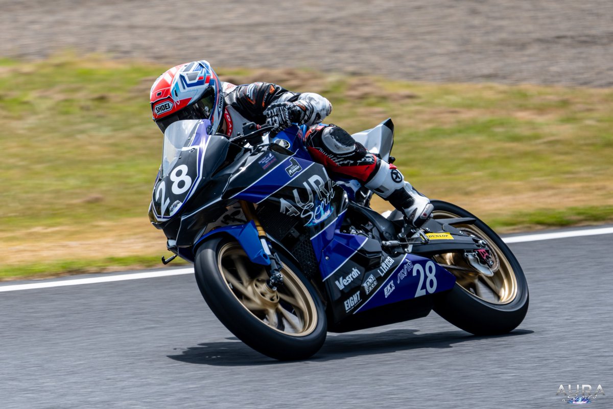 M_Tomoya_28's tweet photo. 鈴鹿サンデーロードレースCBR250RR DreamCup最終戦に参戦してきました！

予選6位
決勝5位

表彰台を目標に挑んだため、前回より順位を上げることはできましたが、悔しさの残るレースとなりました😫

DreamCupは終了となりますが、今年はまだレースに参戦しますので、応援のよろしくお願いいたします！ https://t.co/3gBdeXtr3n