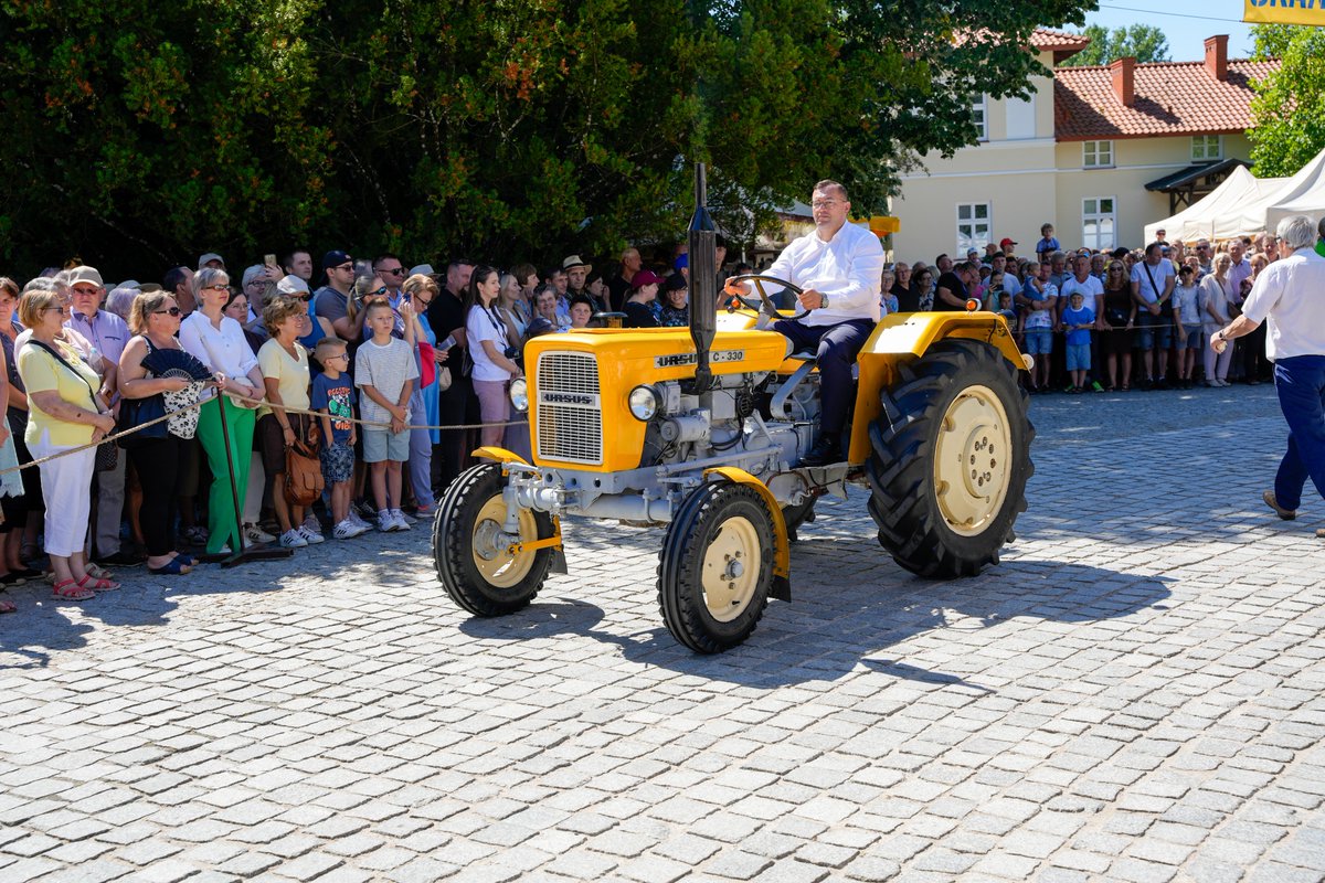 MRiRW_GOV_PL's tweet photo. Chleb od wieków jest czymś znacznie więcej niż tylko pożywieniem. 🌾🍞 To najważniejszy symbol rolniczego trudu, owoc ciężkiej pracy ludzkich rąk, szacunku do ziemi i pokornego czekania na jej plony. W każdej jego kromce kryje się kropla potu rolnika, niepewność pogody i wdzięczność za to, że po raz kolejny nie zabrakło go na naszym stole. ✨

Właśnie ten szacunek do tradycji połączył nas podczas XXIV Podlaskiego Święta Chleba w Ciechanowcu! W tym wyjątkowym wydarzeniu wziął udział Minister @StefanKrajewski który zwrócił się do uczestników, podkreślając ogromną rolę polskiego rolnictwa oraz wagę pielęgnowania naszych rodzimych tradycji. 🇵🇱🌾

Do serca podlaskiego skansenu w Muzeum Rolnictwa im. ks. Krzysztofa Kluka przybyły tysiące gości, a na miejscu czekało mnóstwo atrakcji:
✨ Uroczysta msza święta i barwny przemarsz z wieńcem dożynkowym pod pałac ⛪️
🚜 Efektowna parada zabytkowych ciągników i lokomobil ⚙️
🌾 Pokazy dawnych obrzędów żniwnych, młócenia zboża oraz wypiek chleba w plenerowym piecu 🍞🔥
🎶 Występy zespołów folklorystycznych, pyszności od Kół Gospodyń Wiejskich i kiermasz twórców ludowych 🎻🧺

Podlaskie Święto Chleba po raz kolejny udowodniło, że nasza kultura i szacunek do ziemi są wciąż żywe! Dziękujemy organizatorom, wystawcom, artystom i wszystkim przybyłym gościom. Do zobaczenia za rok! ❤️🌾

#PodlaskieŚwiętoChleba #Ciechanowiec #Tradycja #Rolnictwo #StefanKrajewski #KulturaLudowa #Dożynki #Chleb #Podlasie