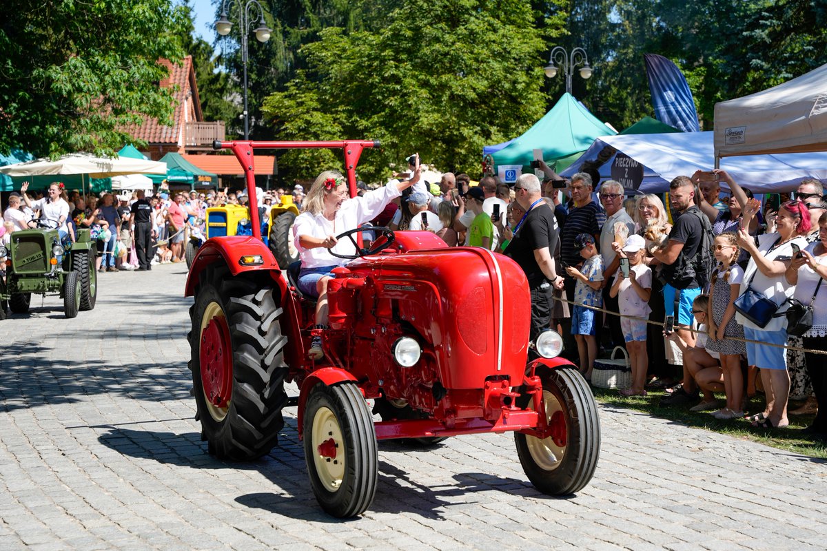 MRiRW_GOV_PL's tweet photo. Chleb od wieków jest czymś znacznie więcej niż tylko pożywieniem. 🌾🍞 To najważniejszy symbol rolniczego trudu, owoc ciężkiej pracy ludzkich rąk, szacunku do ziemi i pokornego czekania na jej plony. W każdej jego kromce kryje się kropla potu rolnika, niepewność pogody i wdzięczność za to, że po raz kolejny nie zabrakło go na naszym stole. ✨

Właśnie ten szacunek do tradycji połączył nas podczas XXIV Podlaskiego Święta Chleba w Ciechanowcu! W tym wyjątkowym wydarzeniu wziął udział Minister @StefanKrajewski który zwrócił się do uczestników, podkreślając ogromną rolę polskiego rolnictwa oraz wagę pielęgnowania naszych rodzimych tradycji. 🇵🇱🌾

Do serca podlaskiego skansenu w Muzeum Rolnictwa im. ks. Krzysztofa Kluka przybyły tysiące gości, a na miejscu czekało mnóstwo atrakcji:
✨ Uroczysta msza święta i barwny przemarsz z wieńcem dożynkowym pod pałac ⛪️
🚜 Efektowna parada zabytkowych ciągników i lokomobil ⚙️
🌾 Pokazy dawnych obrzędów żniwnych, młócenia zboża oraz wypiek chleba w plenerowym piecu 🍞🔥
🎶 Występy zespołów folklorystycznych, pyszności od Kół Gospodyń Wiejskich i kiermasz twórców ludowych 🎻🧺

Podlaskie Święto Chleba po raz kolejny udowodniło, że nasza kultura i szacunek do ziemi są wciąż żywe! Dziękujemy organizatorom, wystawcom, artystom i wszystkim przybyłym gościom. Do zobaczenia za rok! ❤️🌾

#PodlaskieŚwiętoChleba #Ciechanowiec #Tradycja #Rolnictwo #StefanKrajewski #KulturaLudowa #Dożynki #Chleb #Podlasie