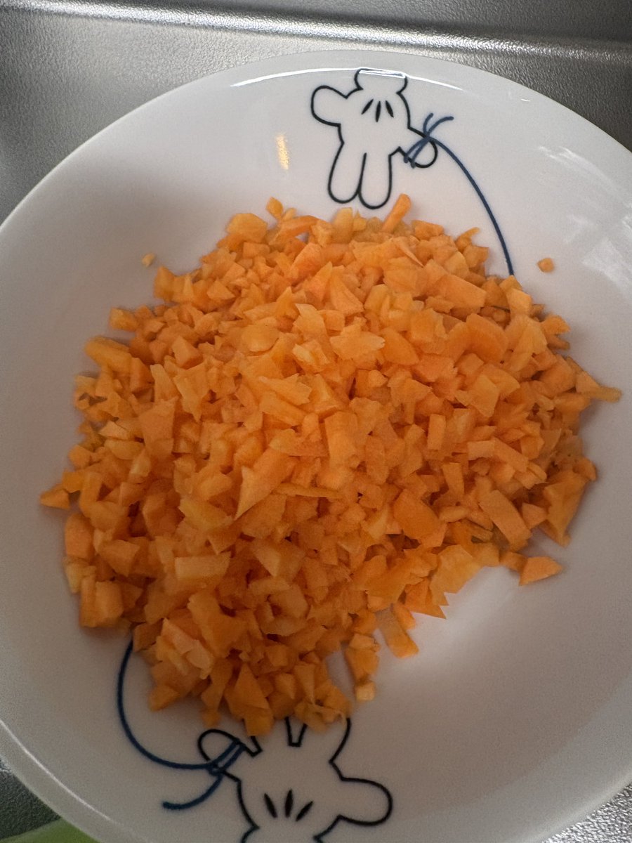 meccha_mawaru's tweet photo. 離乳食作ってる
みじん切りめんどくさい https://t.co/B4nkXUYs2h