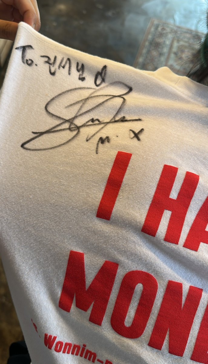nunugomy's tweet photo. oh shownu is in jeju??? sunday supply (a cafe/resto in jeju) posted shownu visiting their cafe on their IG story!! the staff happens to be a mbb and shownu signed her shirt 😭 he left a signed card for the cafe too 🥹 https://t.co/9ipopf1mDM