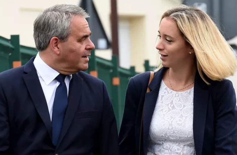Fils2Psy's tweet photo. Xavier Bertrand et Vanessa en campagne :
Mon père ce héros au sourire si doux - Victor Hugo
- C'est bien mon p'tit Xavier, c'est le rôle des parents d'éveiller les enfants à la vie politique et d'en faire des citoyens.
- Ah, Pardon on me dit qu'il ne s'agit pas de sa fille ! https://t.co/aG0bQVi1Ps