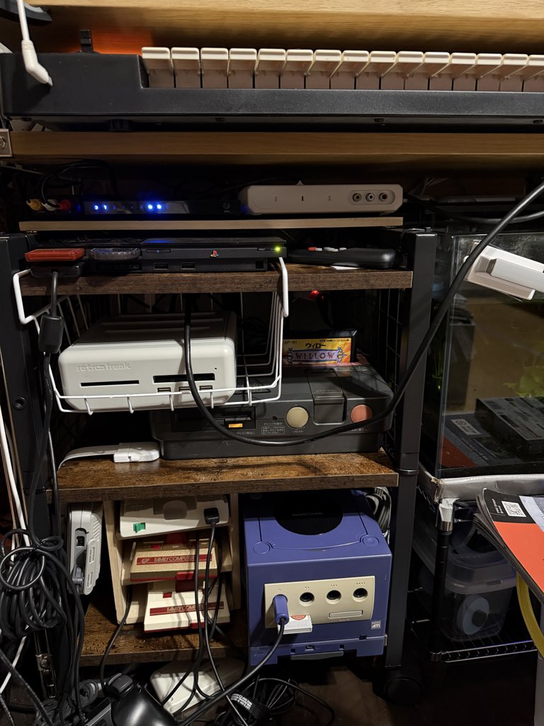sanjou5's tweet photo. 今日は時間に余裕があったのでレトロゲームラックを作り、そしてMac環境整理した！夜は猫がお尻当ててきて可愛い https://t.co/uM75LgLhYl