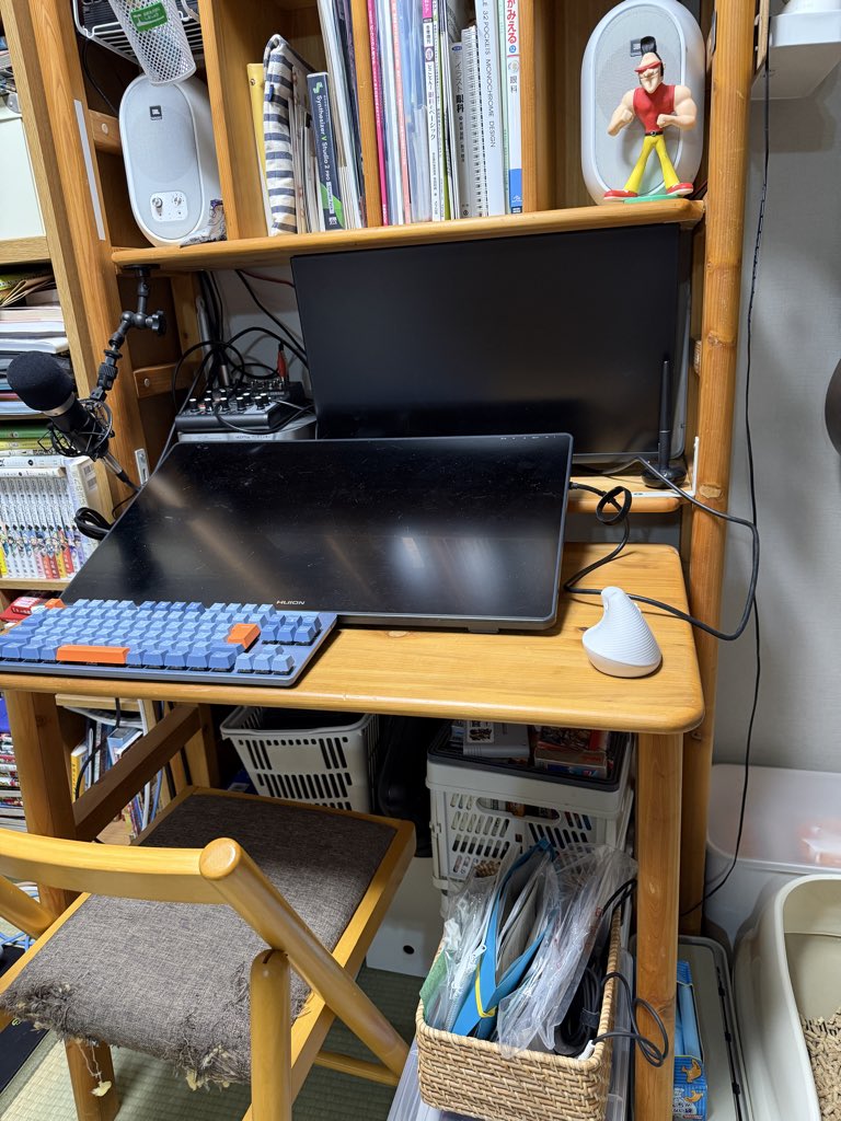 sanjou5's tweet photo. 今日は時間に余裕があったのでレトロゲームラックを作り、そしてMac環境整理した！夜は猫がお尻当ててきて可愛い https://t.co/uM75LgLhYl