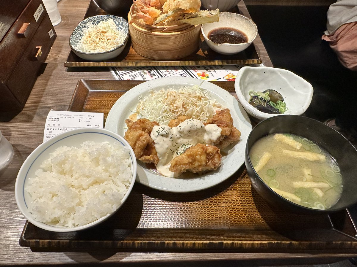 shinsei333's tweet photo. 四天王寺に行きました。
ランチはルシアス。
私は唐揚げ定食（タルタルソース）。
夫は天麩羅定食。
たいへん、美味しゅうございました。
ご馳走様でした。 https://t.co/TfHoElKcsV