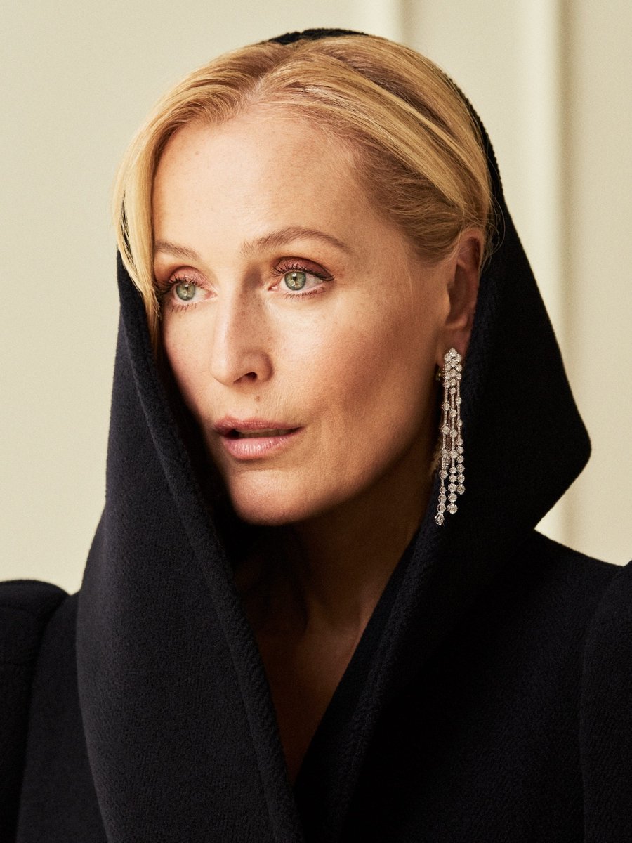 vhscut's tweet photo. Parabéns, Gillian Anderson! 🎉

A vencedora do Emmy completa 58 anos hoje. Seu novo filme, ‘Acampamento Miasma: Adolescência, Sexo e Morte’, chega aos cinemas nesta quinta-feira (13). https://t.co/WBVy0ZXiA8
