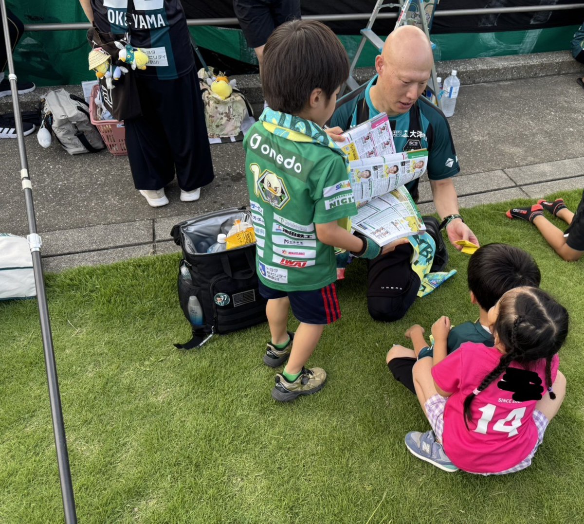 injuu11's tweet photo. 再投稿
キッズサガミスタ達と
試合前、選手名鑑で予習
帰りはチャント復習

「しんちゃん、なんでやんなかったの？」と大ブーイング

相模原らしい相模原だから出来るチャントだと思うから代表曲になるといいな
#SC相模原　#サガミスタ　#しんちゃん https://t.co/WhfatHMAND
