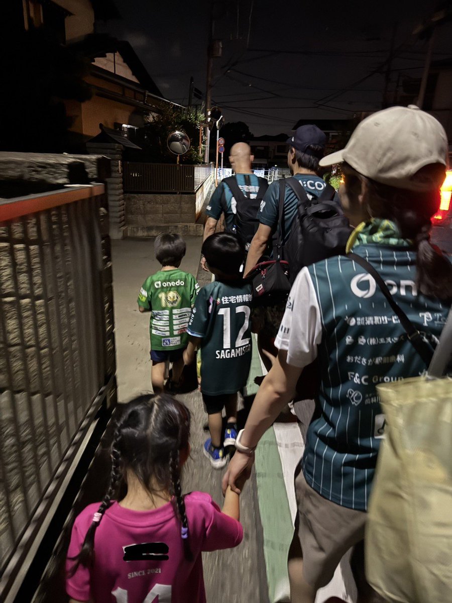 injuu11's tweet photo. 再投稿
キッズサガミスタ達と
試合前、選手名鑑で予習
帰りはチャント復習

「しんちゃん、なんでやんなかったの？」と大ブーイング

相模原らしい相模原だから出来るチャントだと思うから代表曲になるといいな
#SC相模原　#サガミスタ　#しんちゃん https://t.co/WhfatHMAND
