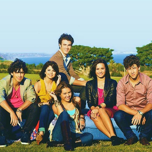 updatesjoejbr's tweet photo. “Aquela turma de formandos da Disney é muito especial e única. Passávamos tanto tempo juntos — inaugurando brinquedos, os Disney Channel Games. 

A gente literalmente morava na mesma cidade, todos na mesma rua. Parecia nossa história clássica americana.” 

– Joe Jonas em entrevista para Disney ❤️