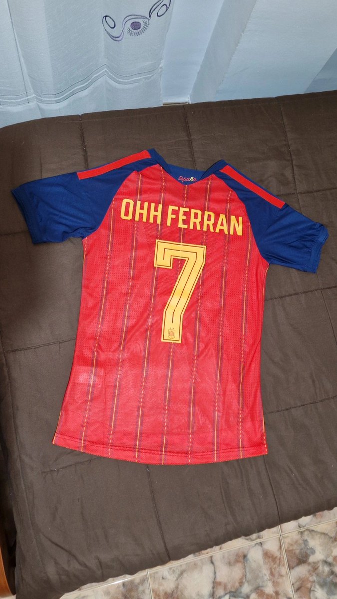 Patryb_s's tweet photo. Este Mundial merecía ser recordado de una manera icónica, así que elegí un nombre de camiseta algo diferente y ha sido un acierto total. 
Mil gracias 🥰
La podéis conseguir en @Liunengtt https://t.co/T0YoVqEb19