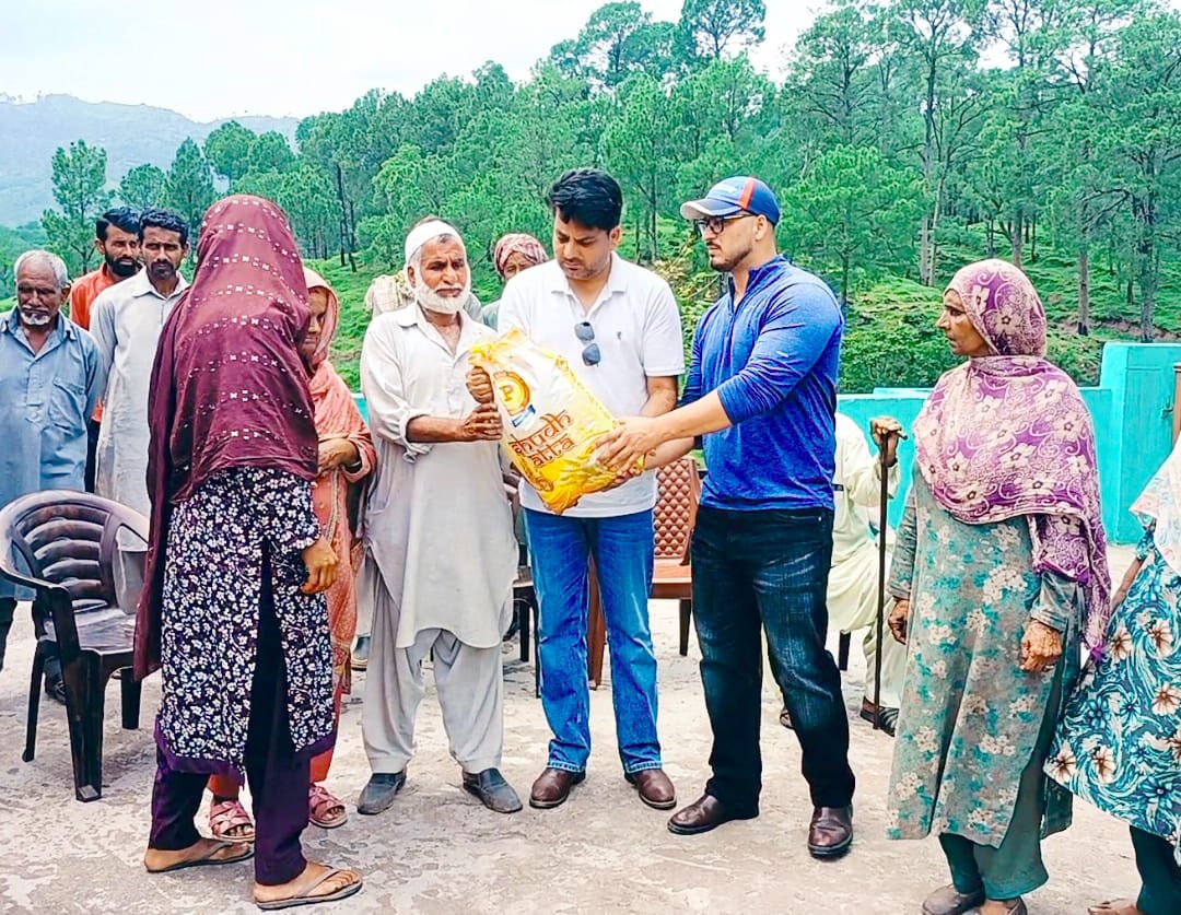 ZariIrfan's tweet photo. National Conference team is distributing ration to people affected by the floods.
@OmarAbdullah  @JKNC_ @YNCJK https://t.co/w8QZkfLw1T