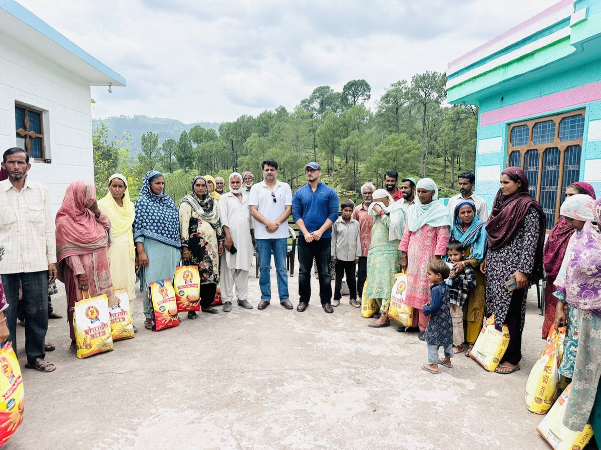 ZariIrfan's tweet photo. National Conference team is distributing ration to people affected by the floods.
@OmarAbdullah  @JKNC_ @YNCJK https://t.co/w8QZkfLw1T