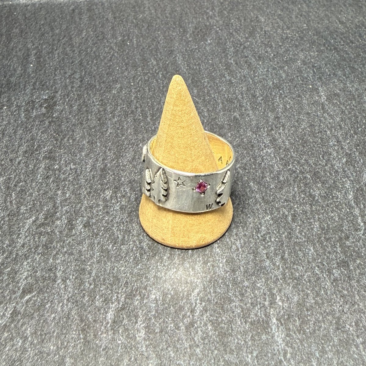 owl_hm_2020's tweet photo. 物語りリング

Rをとこかに置き忘れた、、、 https://t.co/m0vNyhARO8