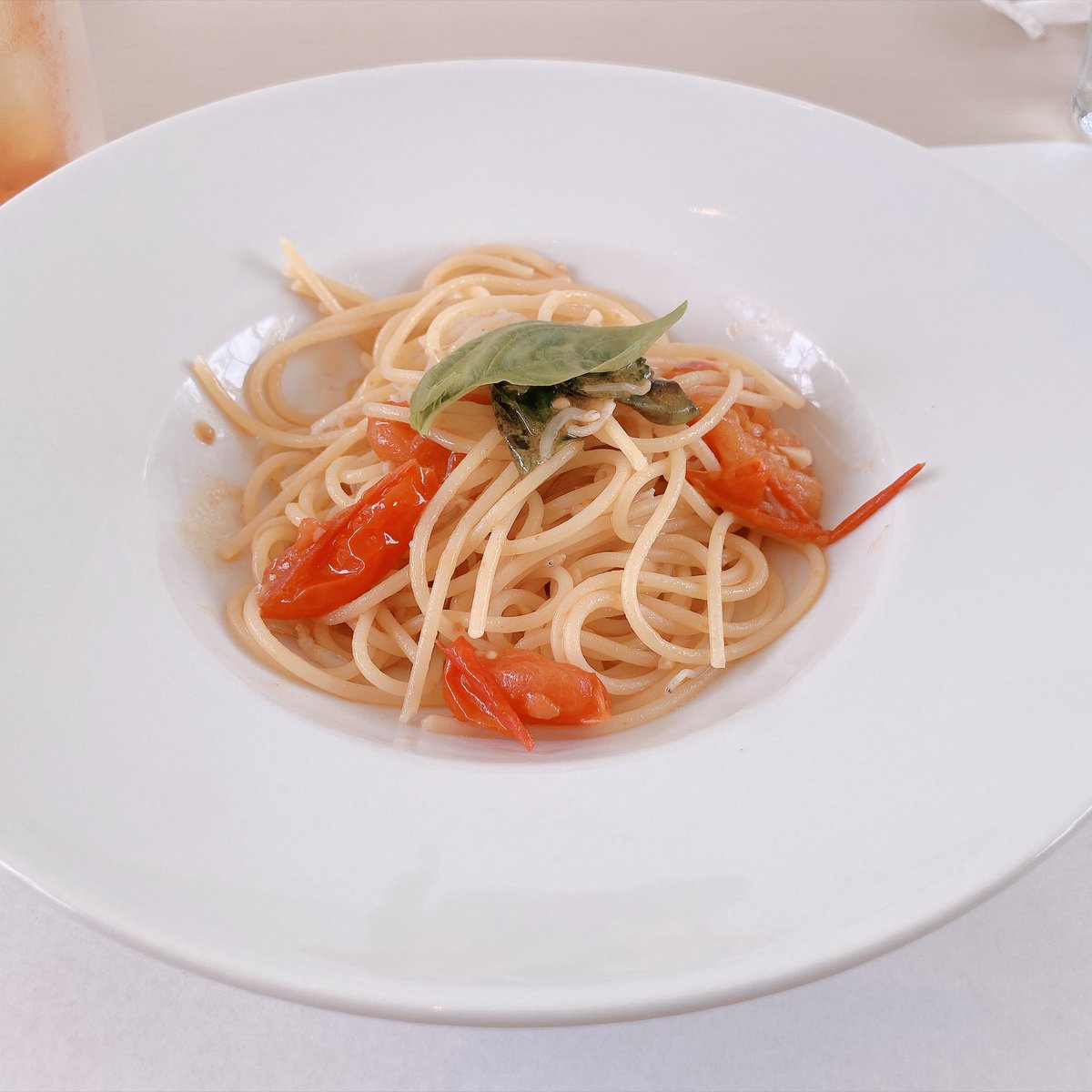 takanasi0405's tweet photo. 福島旅
会津若松ランチ
養蜂場直営のガーデンカフェ
″b kitchen″さん
ミニトマトとシラスのスパゲッティ
パスタの茹で加減最高(ㅅ´꒳` )アルデンテ
🍅の酸味とシラスの塩味が程よく
大満足
#福島
#松本養蜂総本場
#bkitchen https://t.co/DRFB1CWyZy