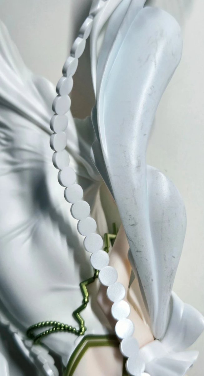 CarlCai3's tweet photo. [ 米山舞 初音ミ フィギュア]発売半年余りで深刻な塗装劣化が発生し、以前の「桜ミク お花見コーデ」フィギュアと同じ状況です。普通の初音ミク愛好家として、華麗なミュシャ風デザインのフィギュアがこんな欠陥に見舞われるのは残念で信じられません。 https://t.co/VJ3SXDfkW3