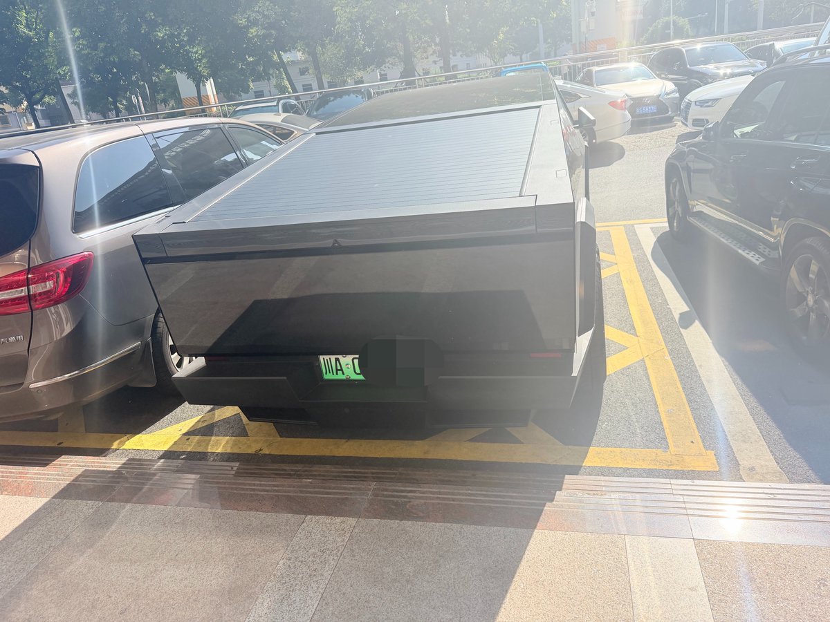 tudou_v's tweet photo. 特斯拉 Cybertruck
为什么他可以上绿牌？我也想要
#特斯拉 
#Cybertruck
#Tesla https://t.co/6ALV0Lu2xl