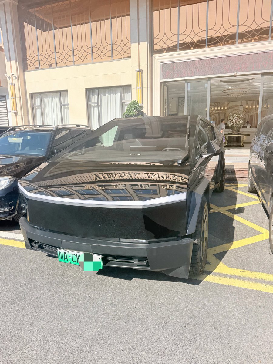 tudou_v's tweet photo. 特斯拉 Cybertruck
为什么他可以上绿牌？我也想要
#特斯拉 
#Cybertruck
#Tesla https://t.co/6ALV0Lu2xl