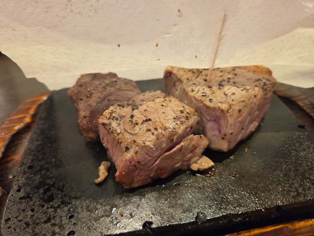 hikarin_eki's tweet photo. 映画鑑賞の後はお肉！

『やっぱりステーキ 神田店』で
ガッツリお肉を食べて夏バテ対策です👊 https://t.co/wiTLb2fN89