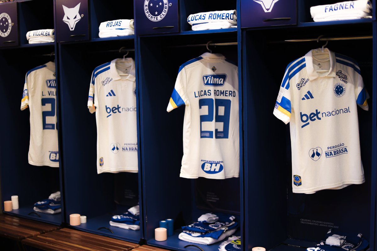 Cruzeiro's tweet photo. Mais alguns registros da camisa nova! 🔵⚪️

📸 @gustavomjpeg / Cruzeiro

#CRUxMFC #PáginasHeroicas https://t.co/rw2itCnWPv