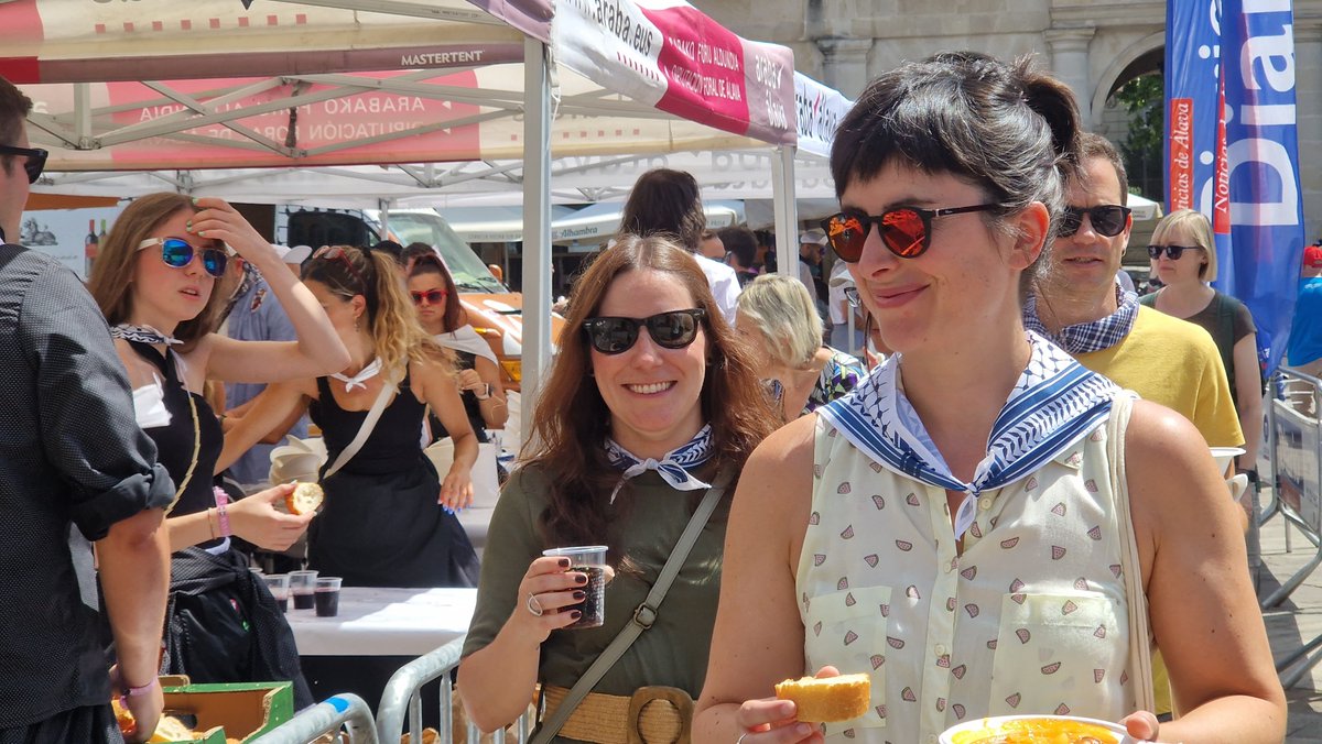 ehbildugasteiz's tweet photo. Jaietako azken egunean ere, kaleak jendez, alaitasunez eta elkartasunez bete dira.

¡Gasteiz vive sus fiestas hasta el último momento! https://t.co/P0X9EtBhfp