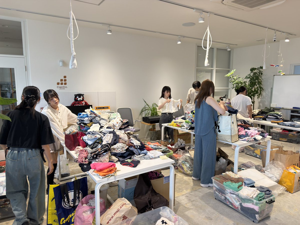 dory13love's tweet photo. 本日の子ども服回収と、仕分け作業のお手���いを頂いた皆様！
そして、#ソルサフガールスクール の皆様、シンガーソングライターの #MICA さんにお繋ぎ頂いた、#いちごくらぶ の皆様、 #日本エステティック協会 の皆様、沢山の子ども服やタオルの寄付をありがとうございました🙇 https://t.co/bmUA5mKSc6