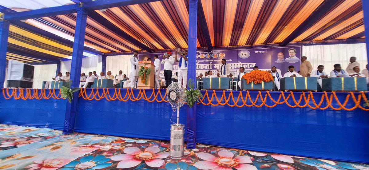 BhartiSanky's tweet photo. विधानसभा मधुबन मऊ में उमड़ा जनसैलाब। भरत भैया को मधुबन विधानसभा से बसपा द्वारा प्रत्याशी घोषित होने पर हार्दिक बधाई एवं मंगलकामनाएं। 

 इतना भीड देखकर यह मत समझिएगा की यहां मुख्य अतिथि बहन जी,आकाश आनंद जी है बल्कि यह आम कार्यकर्ता सम्मेलन है, तब इतना भीड़ है , यह भीड़ यह इशारा कर रही है कि बसपा आ रही है।