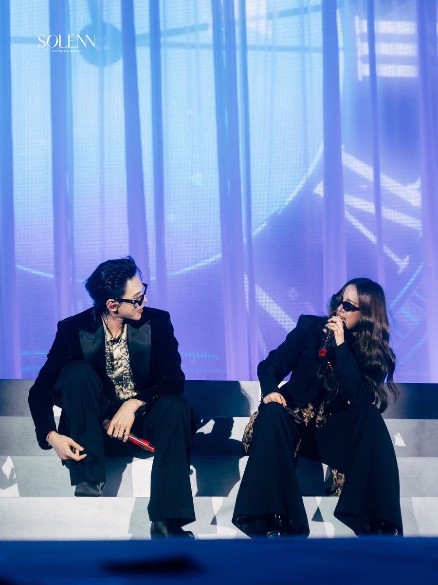 Yuriinmybrain's tweet photo. “ฟรีน สโรชา” เปิดประตูสู่ความทรงจำสุดพิเศษใน “ROOM NO. FREEN CONCERT” คอนเสิร์ตเดี่ยวครั้งแรก ท่ามกลางแฟนๆ ที่ร่วมเติมเต็มทุกโมเมนต์

เรียกว่าเป็นอีกหนึ่งคอนเสิร์ตที่เต็มไปด้วยความสนุกและความประทับใจ สำหรับ “ROOM NO. FREEN CONCERT” 

คอนเสิร์ตเดี่ยวครั้งแรกของนักแสดงสุดฮอต “ฟรีน – สโรชา จันทร์กิมฮะ” จัดขึ้นในวันที่ 8 สิงหาคม 2569 ณ ธันเดอร์โดม เมืองทองธานี ซึ่งได้รับการตอบรับอย่างล้นหลามจากแฟนๆ จนบัตร SOLD OUT ทุกที่นั่ง ทุกโซน รวมถึงบัตร Live Streaming โดยคอนเสิร์ตครั้งนี้พาแฟนๆ ร่วมเปิดประตูเข้าสู่โลกของฟรีน ผ่านหลากหลายห้อง หลากหลายอารมณ์ และโชว์ที่สะท้อนตัวตนในมุมต่างๆ ของเธอได้อย่างเต็มที่

เริ่มเปิดประตูต้อนรับแฟนๆ เข้าสู่ห้องของ “ฟรีน” ด้วย VTR Opening ก่อนที่เจ้าตัวจะปรากฏตัวบนเวทีพร้อมโชว์เปิดสุดสนุกในเพลง “Put Your Head on My Shoulder”, “Seoul City”, “Damn Right” ต่อด้วยเพลง “อยู่ๆ ก็มาปรากฏตัวในหัวใจ” ที่มาพร้อมเหล่าแดนเซอร์ เติมสีสันและพลังความสดใสตั้งแต่ช่วงแรกของคอนเสิร์ต ก่อนจะเพิ่มจังหวะความสนุกด้วยเพลง “Thinking Out Loud” และเข้าสู่ช่วงพูดคุยกับแฟนๆ อย่างเป็นกันเอง จากนั้นเปิดห้องพิเศษต้อนรับแขกรับเชิญคนแรก “ต้าห์อู๋ พิทยา” ที่มาร่วมสร้างโมเมนต์สุดพิเศษกับฟรีนในเพลง “อยากจะกอดเธอนานๆ และ “Jumping Machine” ก่อนจะส่งต่อเวทีให้ “ต้าห์อู๋” ได้โชว์เดี่ยวในเพลง “ช้าช้า (CHA CHA)” พร้อมช่วงพูดคุยที่เต็มไปด้วยเสียงหัวเราะและความสนุก เรียกเสียงเชียร์จากแฟนๆ ได้อย่างต่อเนื่อง ต่อด้วยการพาแฟนๆ เปลี่ยนอารมณ์เข้าสู่ห้องแห่งความละมุน ผ่านสองบทเพลง “วอน” และ “อุษาสาง” โดยในเพลง “วอน” ฟรีนได้โชว์ความสามารถด้านดนตรีด้วยการเล่นขิมบนเวที ก่อนถ่ายทอดอารมณ์ผ่านเพลง “อุษาสาง” ได้อย่างมีเสน่ห์ จากนั้นเข้าสู่ช่วง Talk & Game พร้อมต้อนรับแขกรับเชิญคนที่สอง “แอลลี่ อชิรญา” ที่มาร่วมสร้างสีสันในเพลง “Love Hangover” และ “แปะหัวใจ” ก่อนที่ “แอลลี่” จะได้โชว์เดี่ยวในเพลง “143” ถ่ายทอดความสดใสและเสน่ห์ผ่านเสียงร้อง
 
ก่อนส่งต่อเข้าสู่ช่วงสุดท้ายของคอนเสิร์ตที่เต็มไปด้วยอารมณ์และความรู้สึก เมื่อฟรีนกลับมาบนเวทีอีกครั้งพร้อมเพลง “Honey, There’s The Door” และ “ฝันหวานอายจูบ” ถ่ายทอดเรื่องราวผ่านเสียงร้องและการแสดงที่อบอวลไปด้วยความอบอุ่น และเดินทางมาถึงช่วงไคลแมกซ์ของคอนเสิร์ต กับเพลง “แสงสุดท้าย” ที่ฟรีนหยิบกีตาร์ไฟฟ้ามาร่วมสร้างสีสันบนเวที พร้อมเหล่าแดนเซอร์ที่มาร่วมเติมเต็มโชว์ให้ยิ่งใหญ่และทรงพลัง ก่อนปิดท้ายด้วยช่วง DJ Mash Up ที่เปลี่ยนบรรยากาศให้กลับมาสนุกและคึกคักอีกครั้ง กับเพลย์ลิสต์เพลงสุดมันส์อย่าง “like JENNIE”, “ROCKSTAR”, “Kill This Love”, “JUMP” ตามด้วย “ไม่ต่างกัน” และ “เหมือนเคย” ตลอดค่ำคืน “ROOM NO. FREEN CONCERT” จึงเปรียบเสมือนการพาแฟนๆ เข้ามาเปิดประตูทำความรู้จัก “ฟรีน สโรชา” ในหลากหลายมุม ผ่านเสียงเพลง การแสดง ความสนุก และเรื่องราวความทรงจำที่ถูกถ่ายทอดออกมาอย่างเต็มที่ ก่อนที่ฟรีนจะกล่าวขอบคุณแฟนๆ ที่มาร่วมสร้างความทรงจำครั้งสำคัญไปด้วยกัน ท่ามกลางรอยยิ้ม เสียงหัวเราะ และความสุขที่อบอวลเต็มพื้นที่ตลอดทั้งค่ำคืน เรียกได้ว่าเป็นอีกหนึ่งความทรงจำสุดพิเศษที่ทั้ง “ฟรีน” และแฟนๆ จะเก็บไว้ในหัวใจไปอีกนานเลยทีเดียว

#RoomNumberFreen
#solennEntertainment #srchafreen