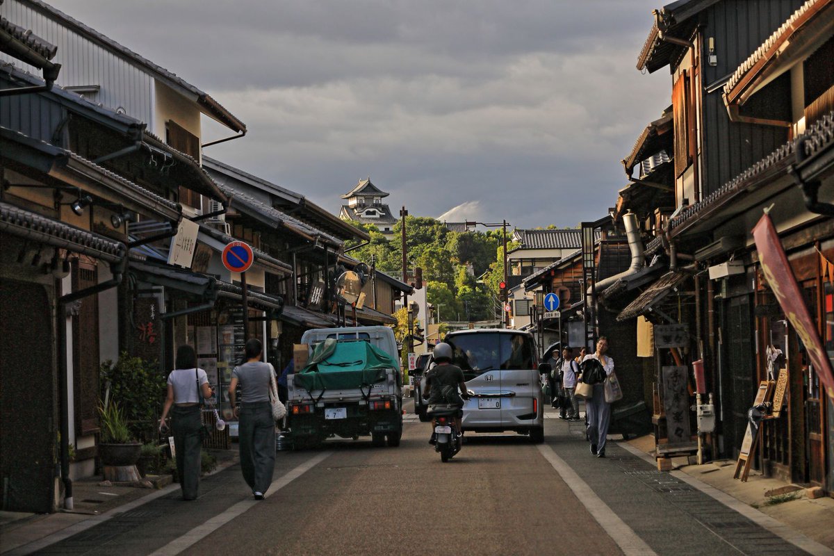 utamarukousa's tweet photo. ＃国宝犬山城！
木曽川鵜飼い乗り場から
望む犬山城🏯

城下町から望む犬山城は
花火粉で城火災を防ぐ為
城の下林など全体に放水🚒

8月1日～8月10日まで通して
20時からたった10分間だけの
＃ロングラン花火大会
7日めの一コマです！

今晩が最終日です。 https://t.co/l8KkcvoopB
