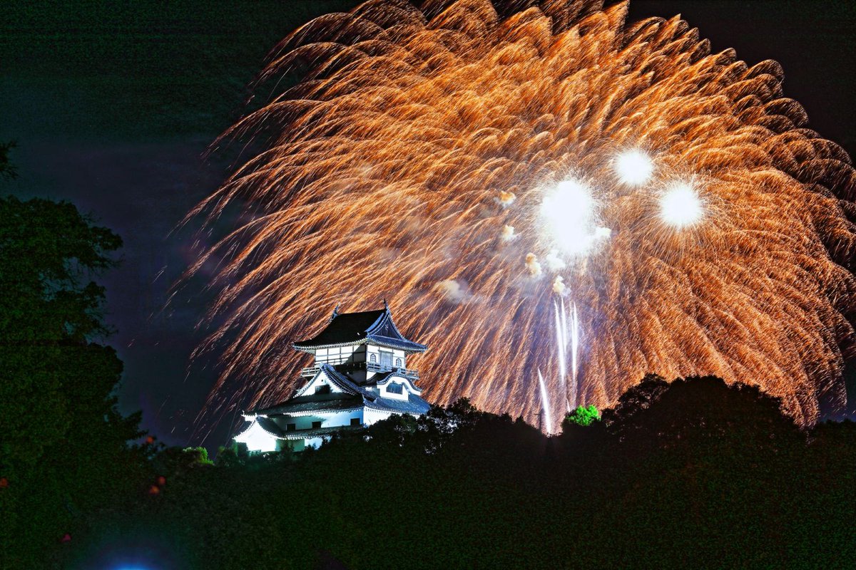 utamarukousa's tweet photo. ＃国宝犬山城！
木曽川鵜飼い乗り場から
望む犬山城🏯

城下町から望む犬山城は
花火粉で城火災を防ぐ為
城の下林など全体に放水🚒

8月1日～8月10日まで通して
20時からたった10分間だけの
＃ロングラン花火大会
7日めの一コマです！

今晩が最終日です。 https://t.co/l8KkcvoopB