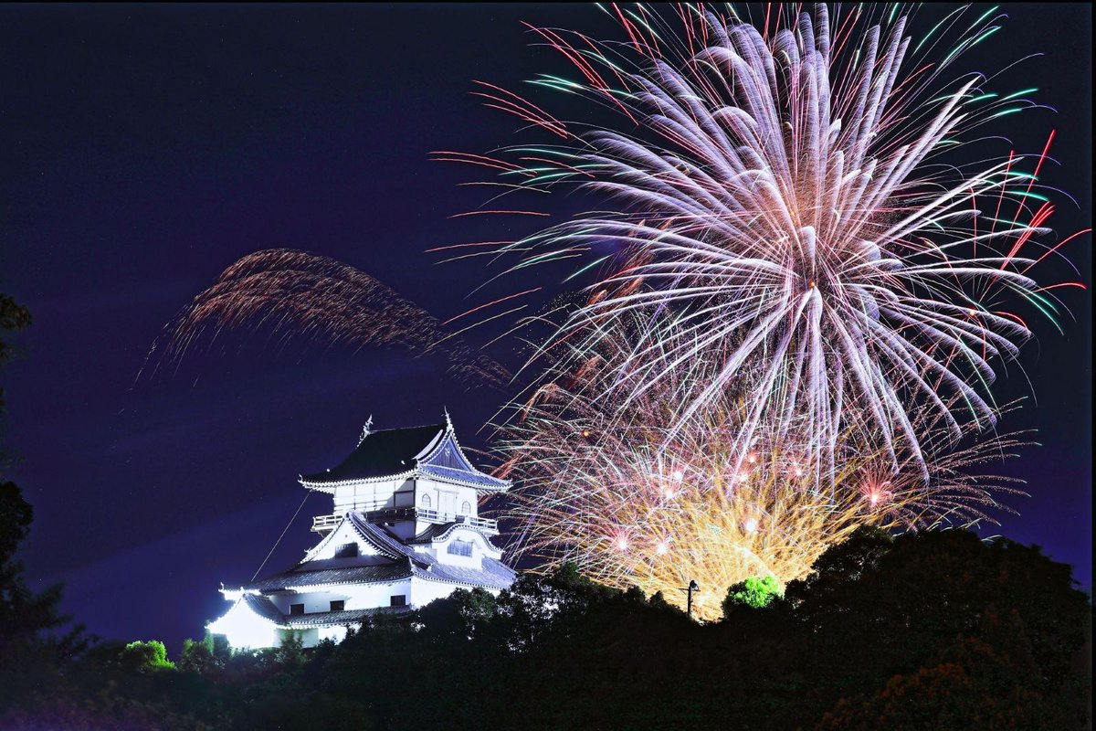 utamarukousa's tweet photo. ＃国宝犬山城！
木曽川鵜飼い乗り場から
望む犬山城🏯

城下町から望む犬山城は
花火粉で城火災を防ぐ為
城の下林など全体に放水🚒

8月1日～8月10日まで通して
20時からたった10分間だけの
＃ロングラン花火大会
7日めの一コマです！

今晩が最終日です。 https://t.co/l8KkcvoopB