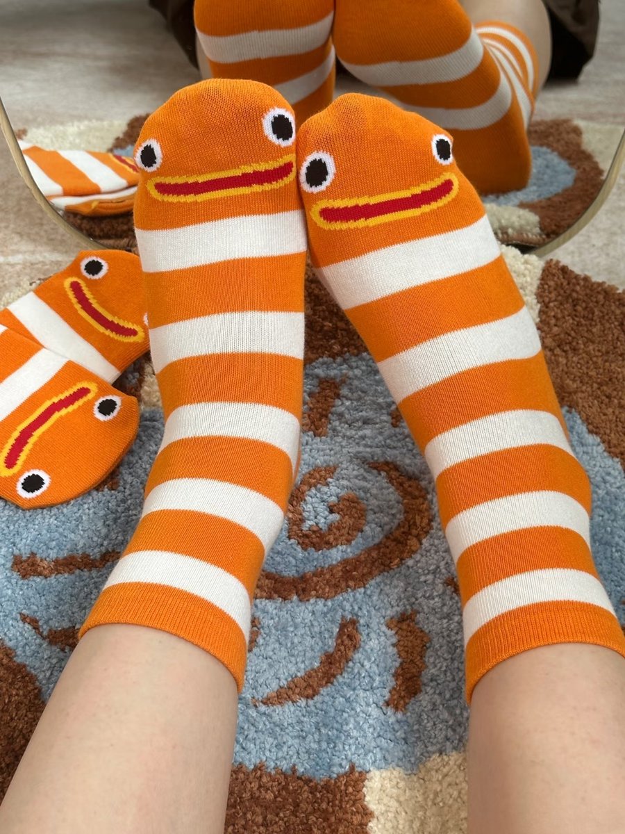 nutdant's tweet photo. NANGIS BANGET 😭... NEMU KAOS KAKI MOTIF IKAN SMILE 🐠😊 https://t.co/vkkbi5UJ5v