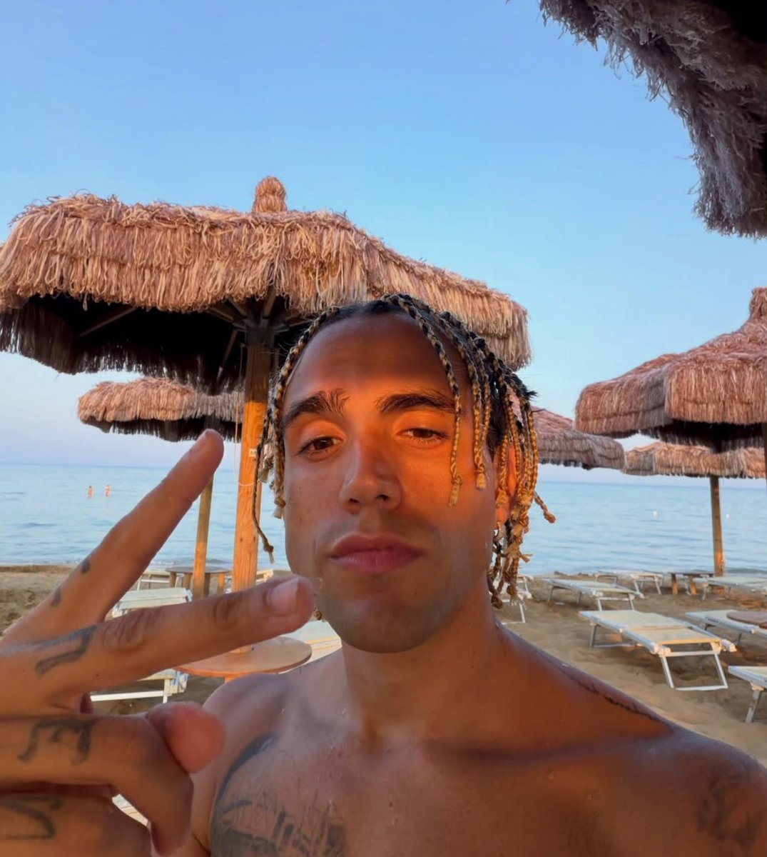 catssprincess's tweet photo. sono arrabbiatissima queste foto hanno un potenziale altissimo se non fosse x quelle treccine...immaginatele con i capelli di sanremo💔 https://t.co/bdAbfed5z1