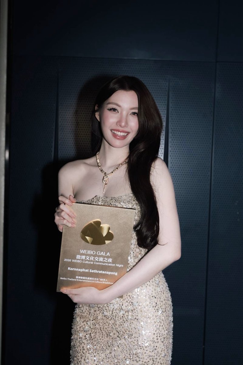 MPFocus_ent's tweet photo. ขอแสดงความยินดีกับ “ออม กรณ์นภัส” 
ที่ได้รับรางวัล Weibo Thailand Entertainment &amp; Culture Breakthrough Artist 

ขอบคุณภาพจาก : LingOrm Ch3 Official

#OrmKornxWeiboGalaNight
#OrmKornnaphat #ออมกรณ์นภัส
#WeiboGala2026 https://t.co/vzo2IYXu49