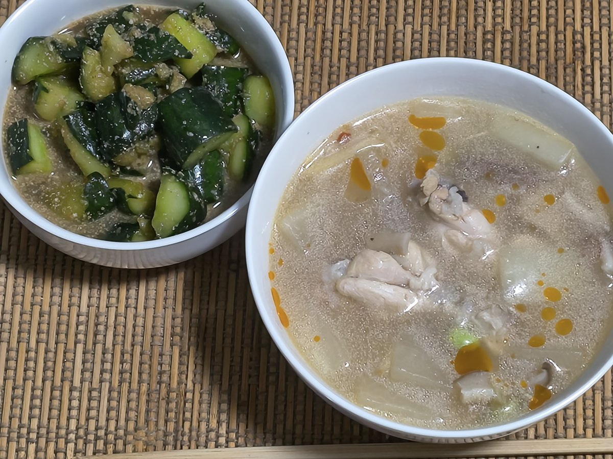 1973_tanshin's tweet photo. ヘルシー！参鶏湯風
手羽元大根生姜ニンニク中華だしと米！
#料理
#料理記録
#料理写真
#料理日記
#料理男
#料理好きな人と繋がりたい
#単身赴任
#独り飯
#晩御飯
#cooking
#クッキング
#手羽元 https://t.co/YIm2HA7slW