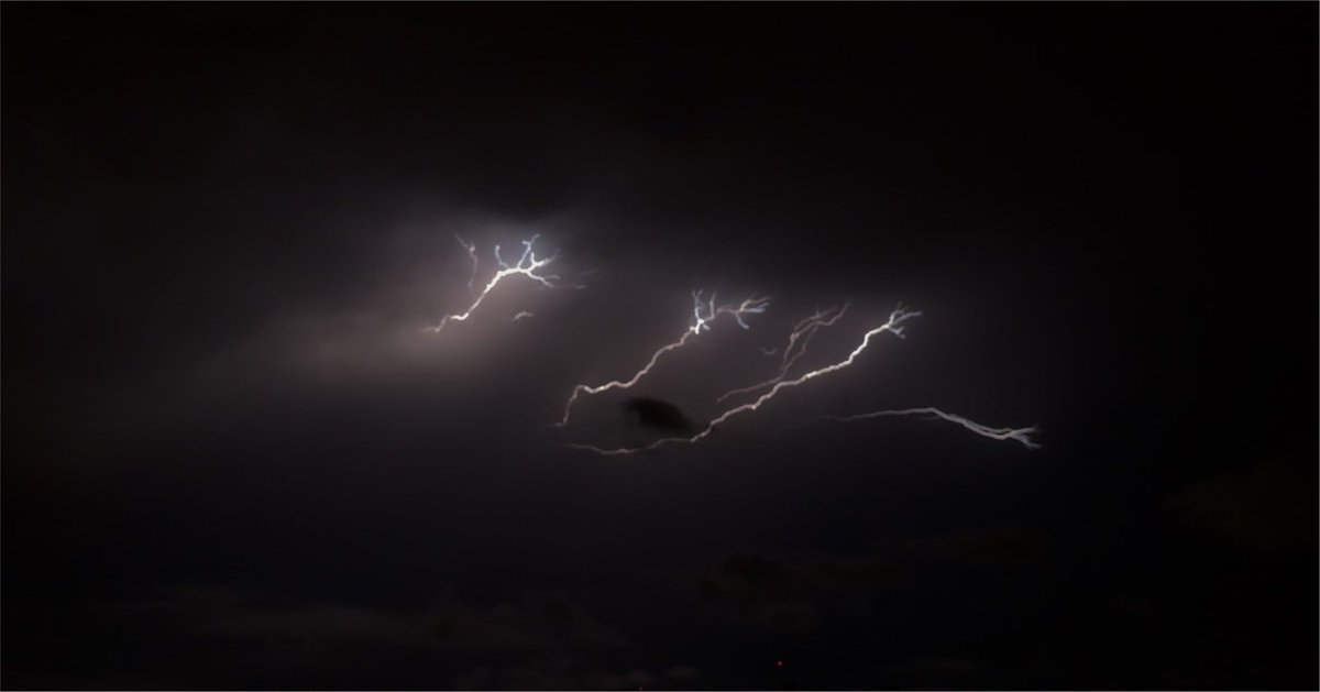 ⚡︎雷輝空⚡︎ 今日の雷は下に落ちずに空を這ってて綺麗⚡️