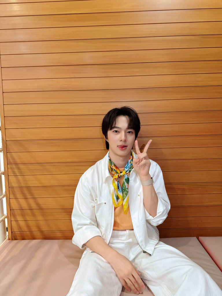 iLeang21's tweet photo. คุณลูกนุนิวมาพร้อมความน่ารัก เตรียมแจกความสดใสให้แม่ๆแย้วคร้าบ 🧡

CHAWARIN x MERCI LIVE
#MercixNunewExclusiveLive https://t.co/1LsSKwvz34