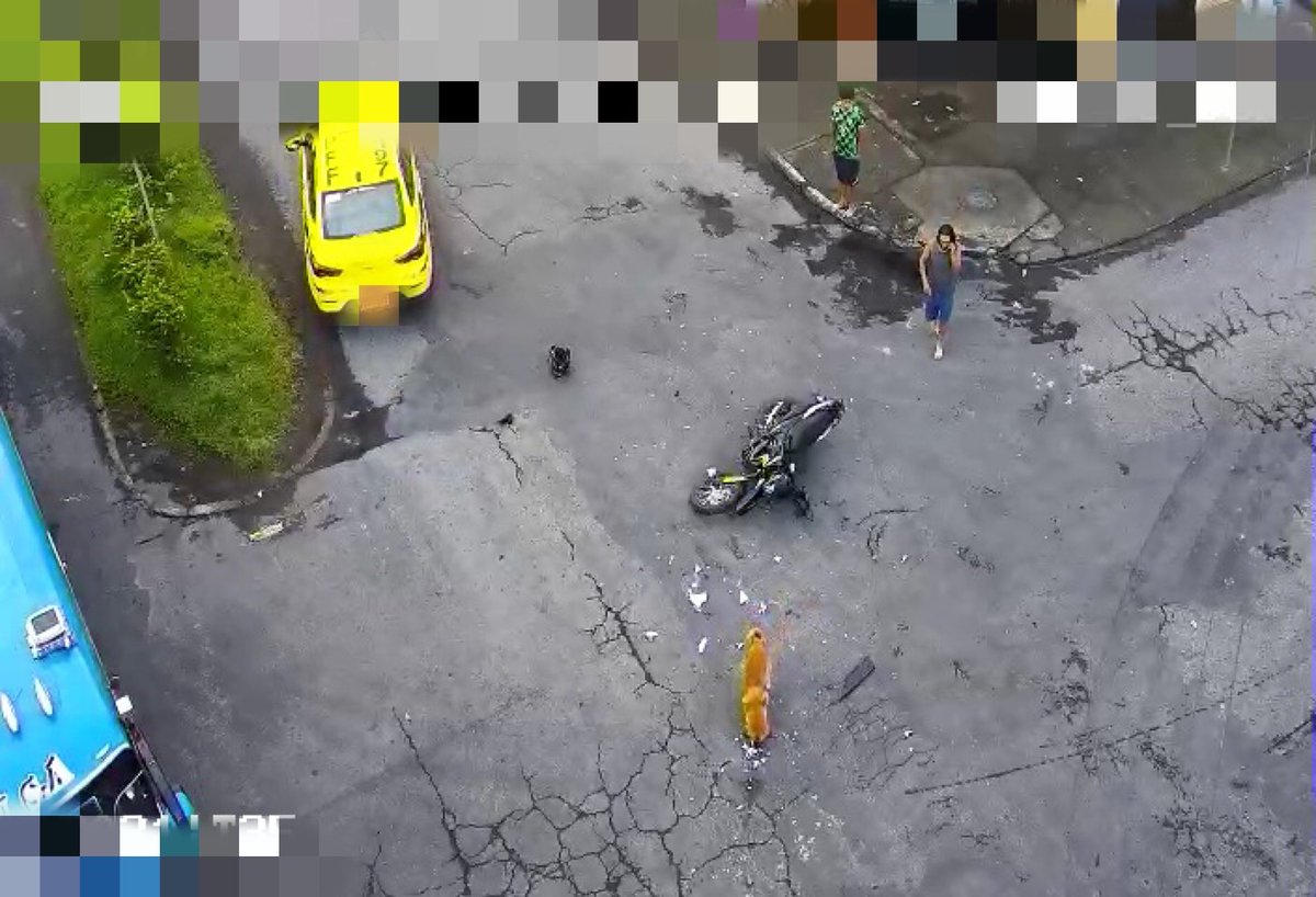 ECU911Austro's tweet photo. 📍 #Morona | Desde el #ECU911 coordinamos la atención a una emergencia por un siniestro de tránsito entre un auto y una moto 🚗🏍️ en el sector del Cementerio.
Unidades de @PoliciaEcuador y @Salud_CZ6 se movilizaron al sitio para brindar asistencia. Una persona resultó herida. 🚑🚓
#LíneaÚnicaParaEmergencias 9-1-1