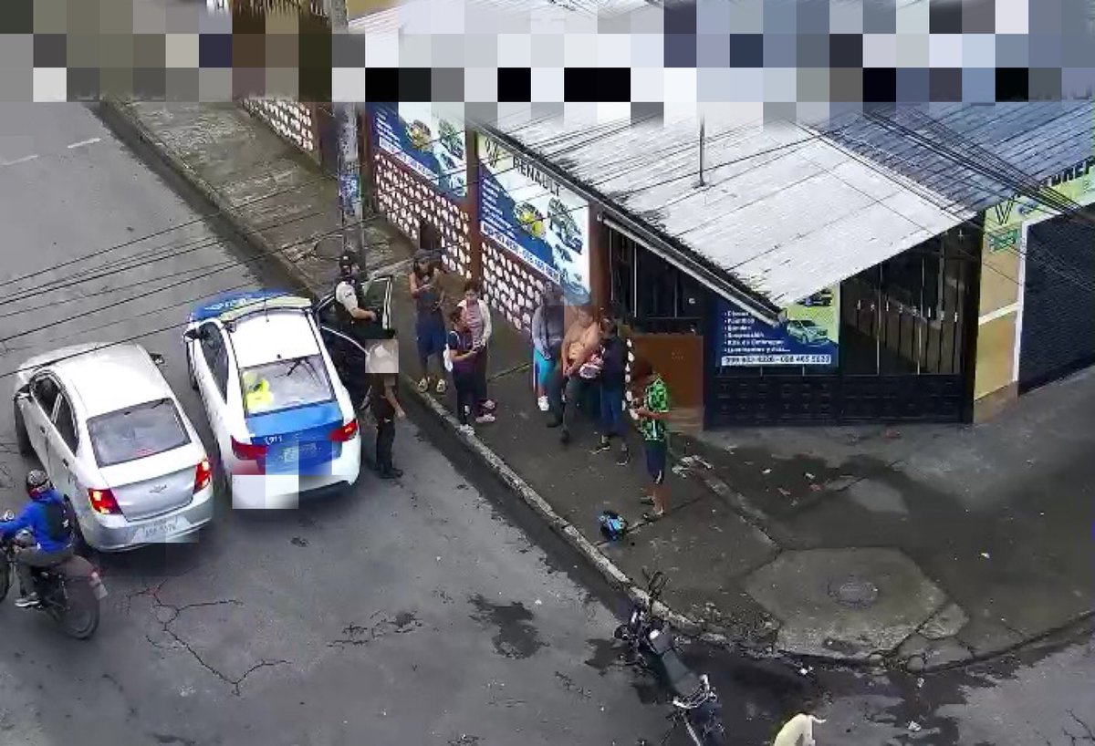 ECU911Austro's tweet photo. 📍 #Morona | Desde el #ECU911 coordinamos la atención a una emergencia por un siniestro de tránsito entre un auto y una moto 🚗🏍️ en el sector del Cementerio.
Unidades de @PoliciaEcuador y @Salud_CZ6 se movilizaron al sitio para brindar asistencia. Una persona resultó herida. 🚑🚓
#LíneaÚnicaParaEmergencias 9-1-1
