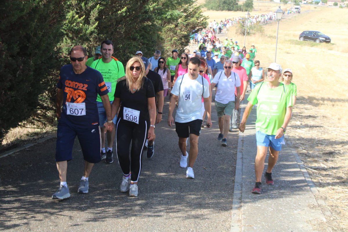 Dip_Va's tweet photo. 🎗️ Berrueces ha acogido la VI Marcha Solidaria Entretapiales, un recorrido de 4 kilómetros que une a varios municipios de la provincia.

El vicepresidente @DavidEsteban_R ha participado en esta iniciativa solidaria junto a vecinos y participantes de la marcha.

💚 Una cita solidaria que reafirma el compromiso de la provincia con la prevención, la concienciación y la lucha contra el cáncer.