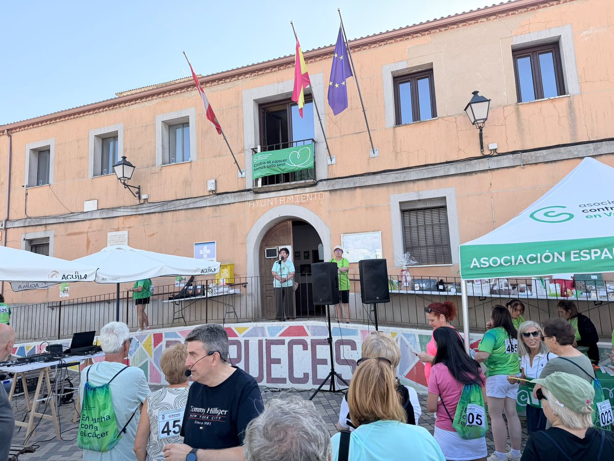 Dip_Va's tweet photo. 🎗️ Berrueces ha acogido la VI Marcha Solidaria Entretapiales, un recorrido de 4 kilómetros que une a varios municipios de la provincia.

El vicepresidente @DavidEsteban_R ha participado en esta iniciativa solidaria junto a vecinos y participantes de la marcha.

💚 Una cita solidaria que reafirma el compromiso de la provincia con la prevención, la concienciación y la lucha contra el cáncer.