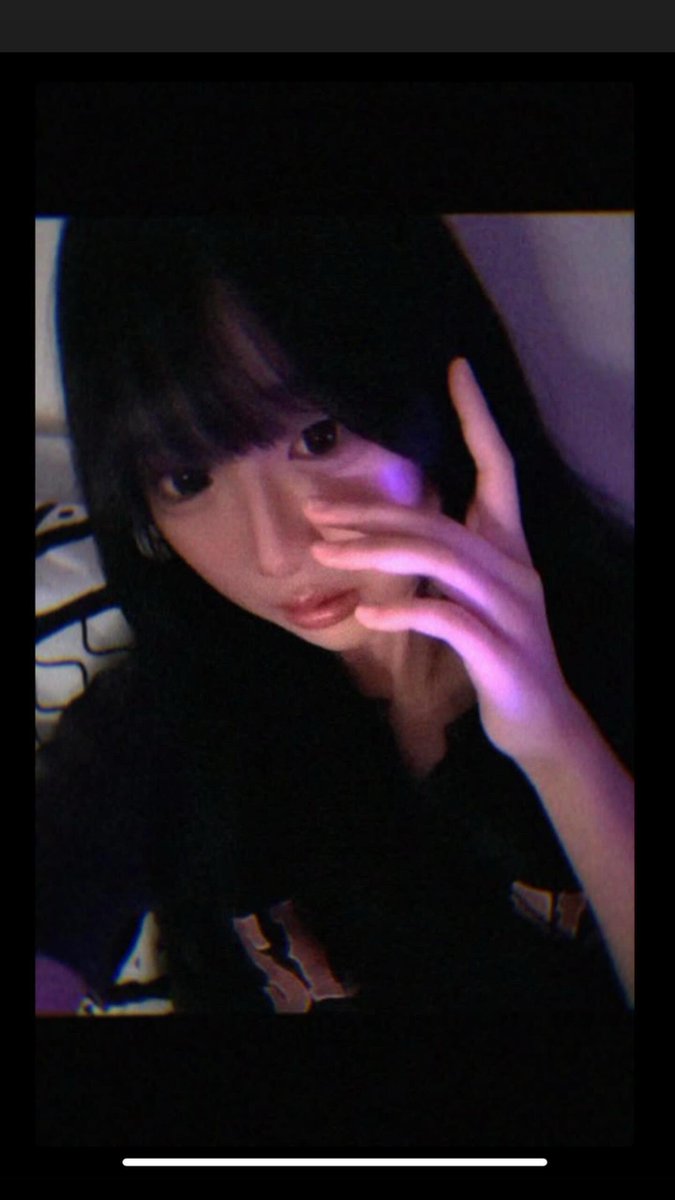 yi62604's tweet photo. 隔代長大的小孩 
最擅長假裝自己不需要被抱
但今晚真的有點想 
被誰輕輕拍拍頭
#隔代教養 #被爺爺奶奶帶大 #真實情緒 #想被心疼 #深夜文 https://t.co/vukxMPVTJW
