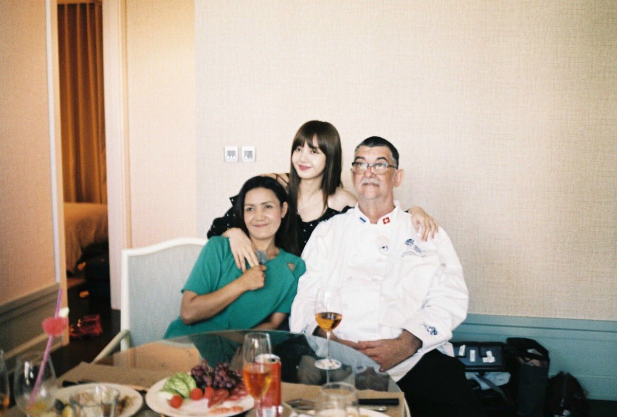 lalisabrasil's tweet photo. Entrevista para a Rolling Stone (2022):

P: Você voltou para a Tailândia recentemente para o seu aniversário. Como foi?

L: Foi a primeira vez em três anos. Minha mãe e meu pai estão ficando velhos. Agora que não estamos em quarentena, é mais fácil viajar. Sempre que tenho tempo, quero voltar para a Tailândia. Não quero perder meu tempo. Não quero dizer que: “Não me importo com o que a empresa vai dizer!” Mas quero vê-los sempre que puder.

P: Do que você mais sente falta de morar com sua família?

L: Tenho saudades de viajar juntos. Meu pai é suíço e ele realmente valoriza ter um dia em família. Nós íamos a um shopping juntos. E pelo menos uma ou duas vezes por ano, íamos viajar juntos para o exterior.

Feliz Dia dos Pais 🤍