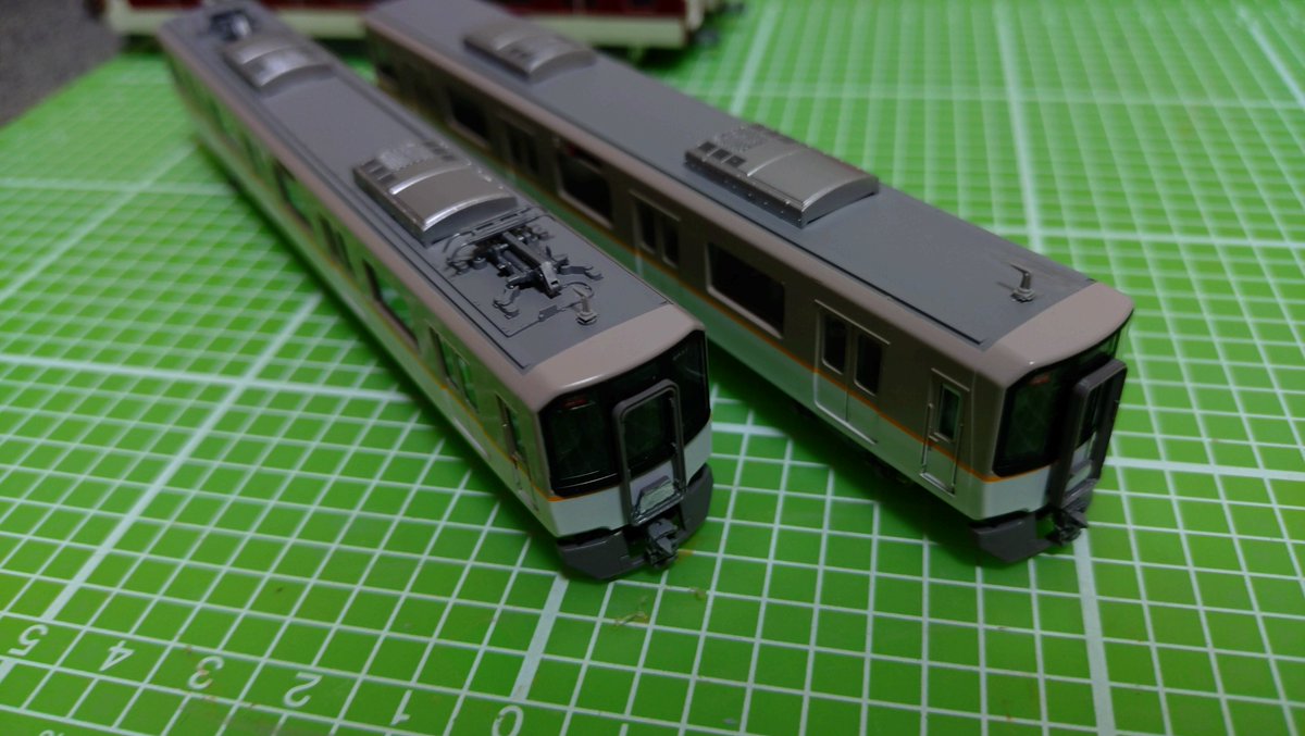 Kochitetsu_MH's tweet photo. EW51編成再入線。
奈良線仕様を大阪線仕様に変更。
阪直マークを消す時に地の塗装ごといってしまったり何よりTN化がすごく大変。
スカートを相当量削ったりカプラーを接着するしろが少なかったりと一筋縄ではいかないことが多い。
今後DHを入れる時にも同じ事を？ https://t.co/Q0o30v6TAw
