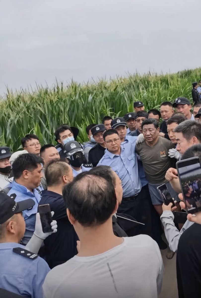 sam51824016070's tweet photo. 习某人现在不敢下台，所以修改党国所谓的“宪法”，以便皇帝坐到升天。如果他要是敢下台，中共各大势力绝对不会放过他，结局就会很惨，不排除会有照片里面的情景。 https://t.co/RsbFs8Nu7E