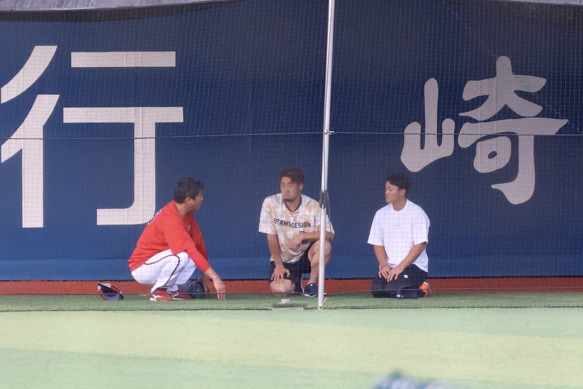 _58bs's tweet photo. 新井は今日もピッチャー陣のテントいて、
隣に戸柱もいたんだけど、どういうこと？ https://t.co/ogPtxTFTir